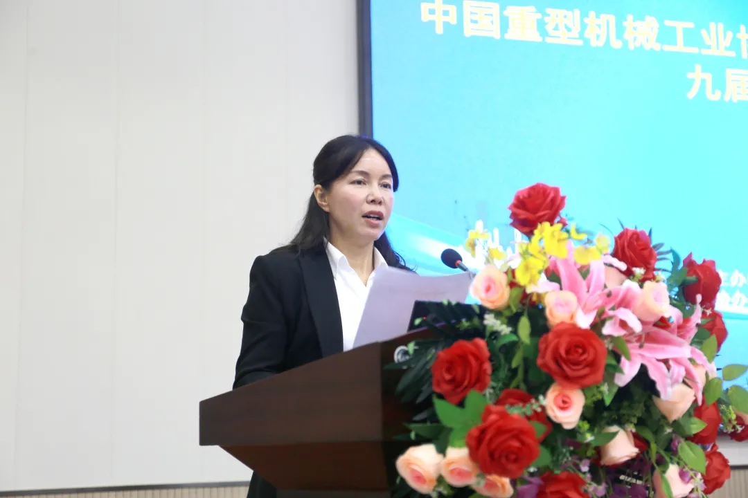 苗紅宣讀《關(guān)于表彰2019年度優(yōu)秀橋、門式起重機(jī)生產(chǎn)企業(yè)的決定》